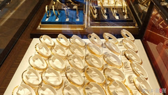 4月23日国际国内金价大幅走低后，24日亚太早盘又现何变化？