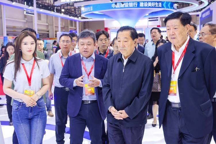 银行参加中小企业投融会，现场热闹非凡，准备工作繁多