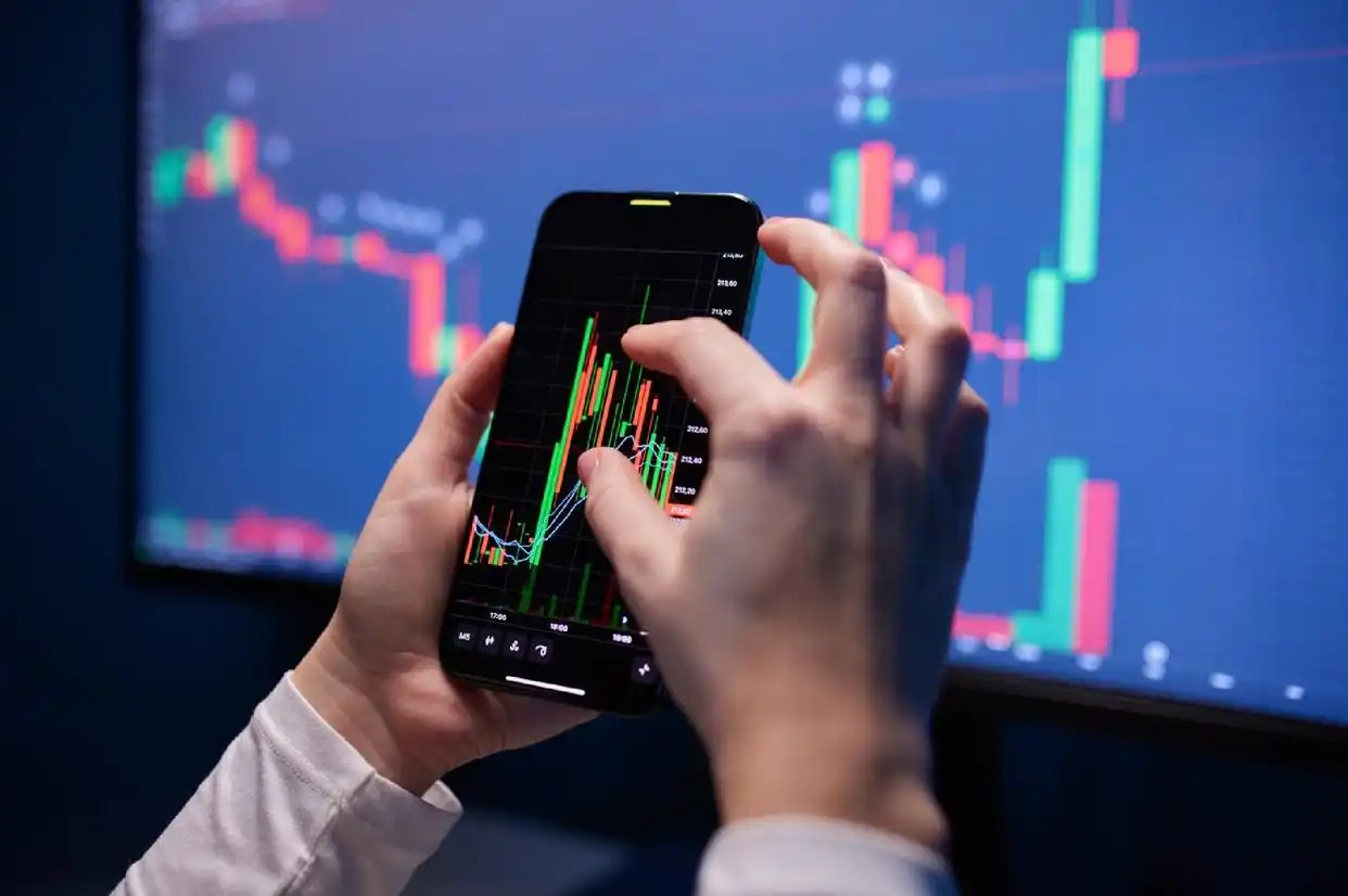 网贷炒股亏损_2025年手机炒股软件最好板本_全职炒股风险