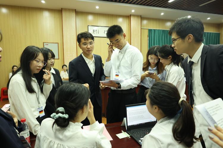 张轶涵模拟联合国：青年辩论全球治理方案